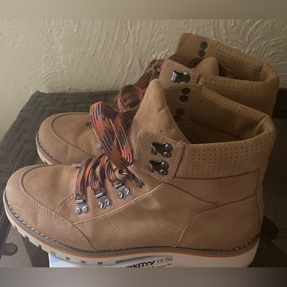 Crown Vintage Boots - Picture 1 of 6